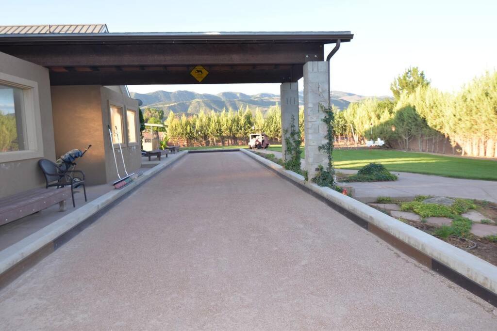 Tacit Shadow Resort Shangri-La King Suite, Gym, Coffee Bar, Hot-Tub, Free Laundry, Food Available Parowan Luaran gambar