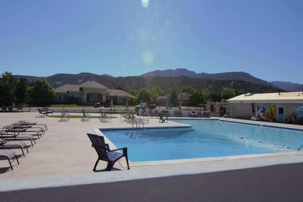 Tacit Shadow Resort Shangri-La King Suite, Gym, Coffee Bar, Hot-Tub, Free Laundry, Food Available Parowan Luaran gambar